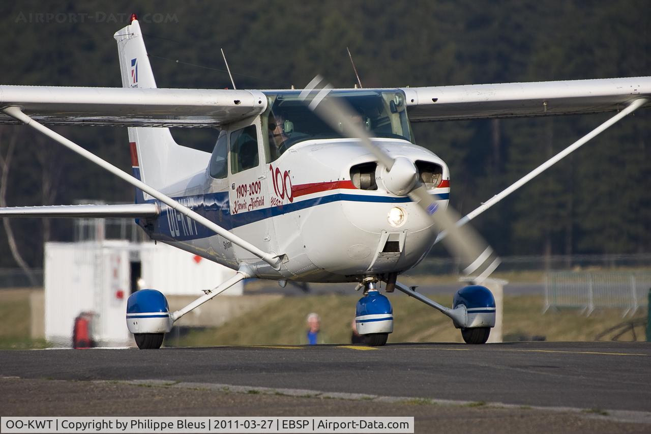 OO-KWT, Cessna 172N C/N 17268274, Action picture when the Skyhawk taxies to the parking position.