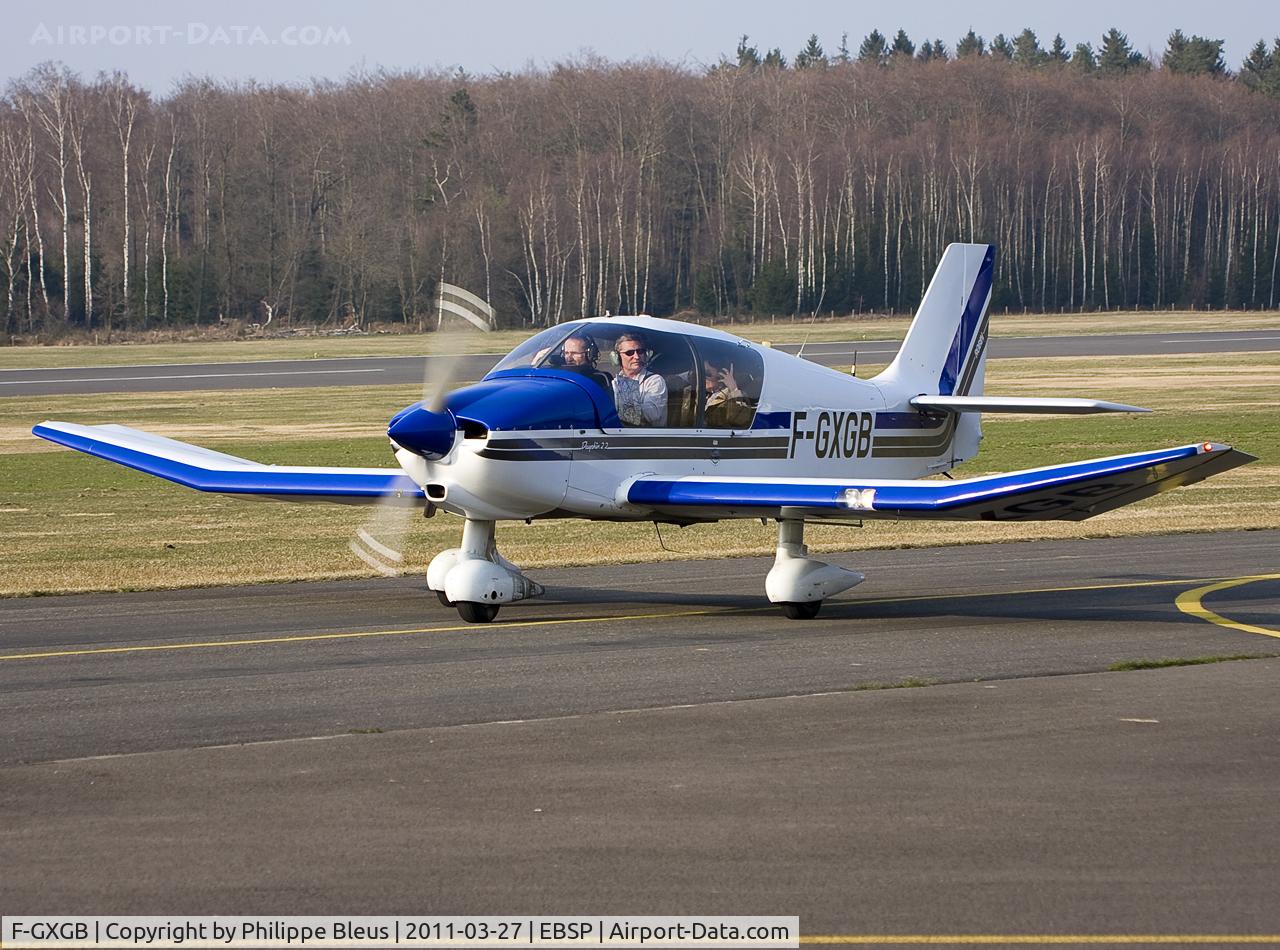 F-GXGB, Robin DR-400-120 Petit Prince C/N 2512, After landing, taxiing to parking. You cannot miss those wings !