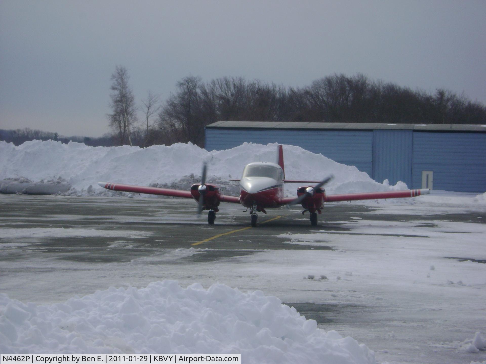 N4462P, 1962 Piper PA-23-160 Apache C/N 23-1983, N4462P shutting down