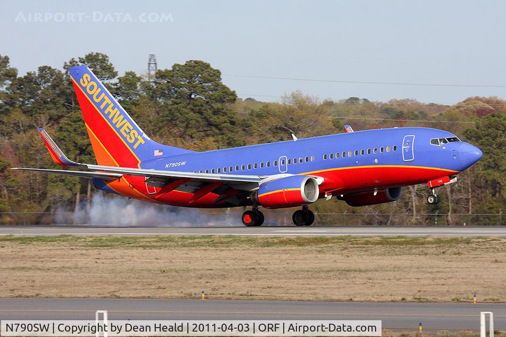 N790SW, 2000 Boeing 737-7H4 C/N 30604, Southwest Airlines N790SW (FLT SWA11) from Orlando Int'l (KMCO) landing RWY 23.