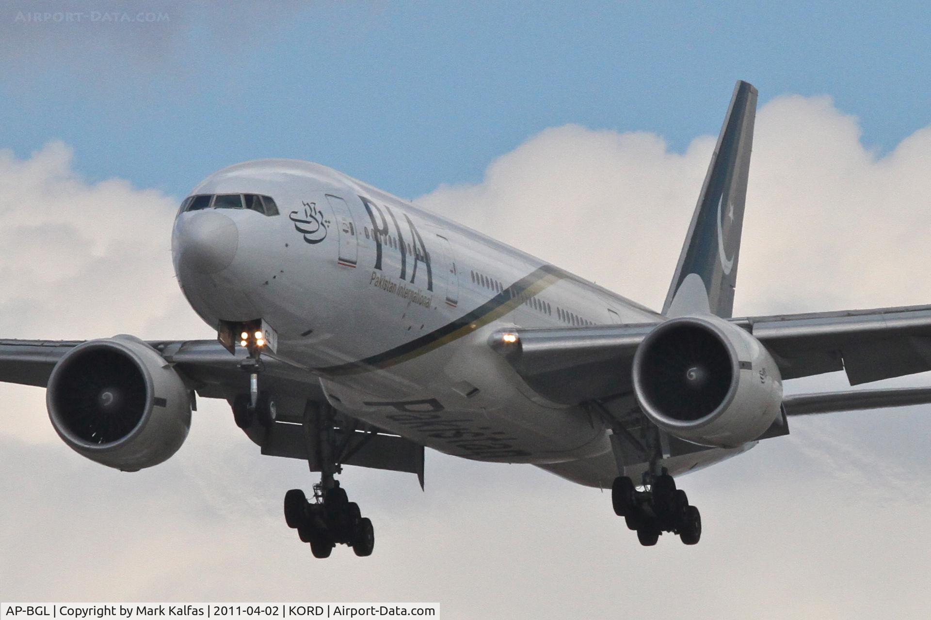 AP-BGL, 2004 Boeing 777-240/ER C/N 33777, Pakistan International Airlines Boeing 777-240 (ER), PIA795 arriving from LEBL, on approach RWY 28 KORD.