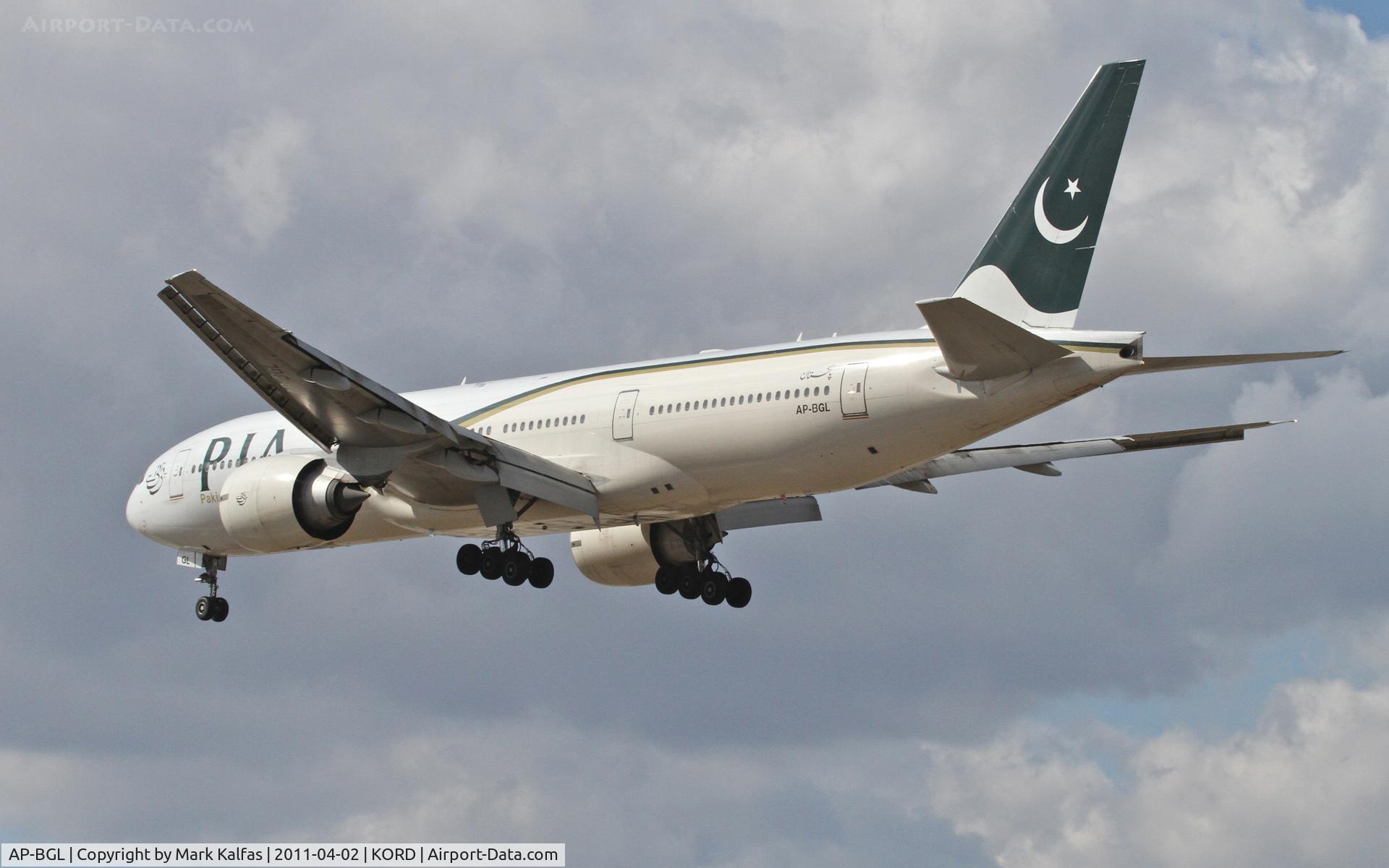 AP-BGL, 2004 Boeing 777-240/ER C/N 33777, Pakistan International Airlines Boeing 777-240 (ER), PIA795 arriving from LEBL, on approach RWY 28 KORD.