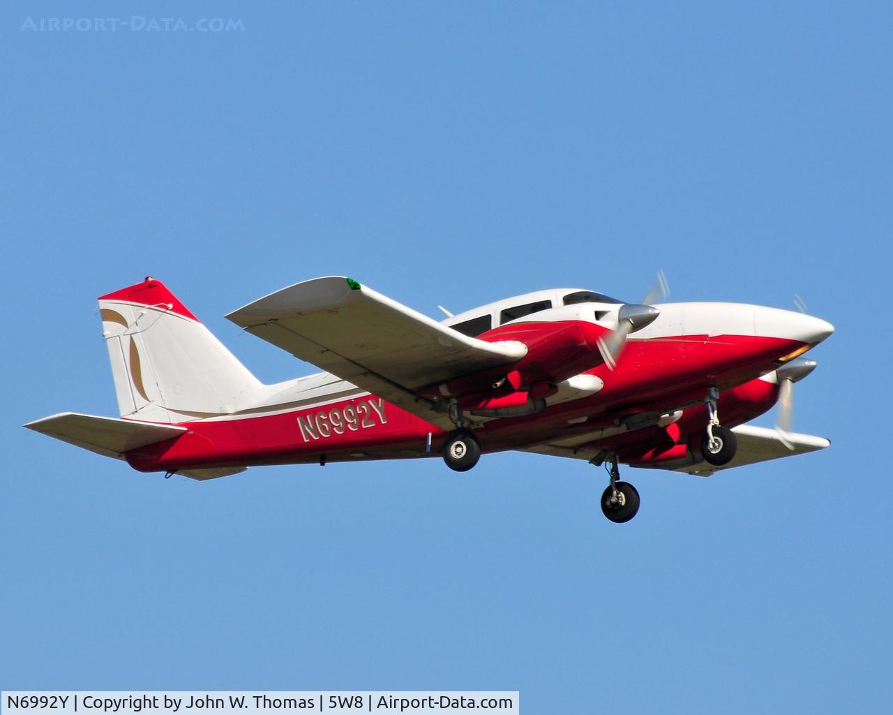 N6992Y, 1969 Piper PA-23-250 C/N 27-4363, Departing runway 22