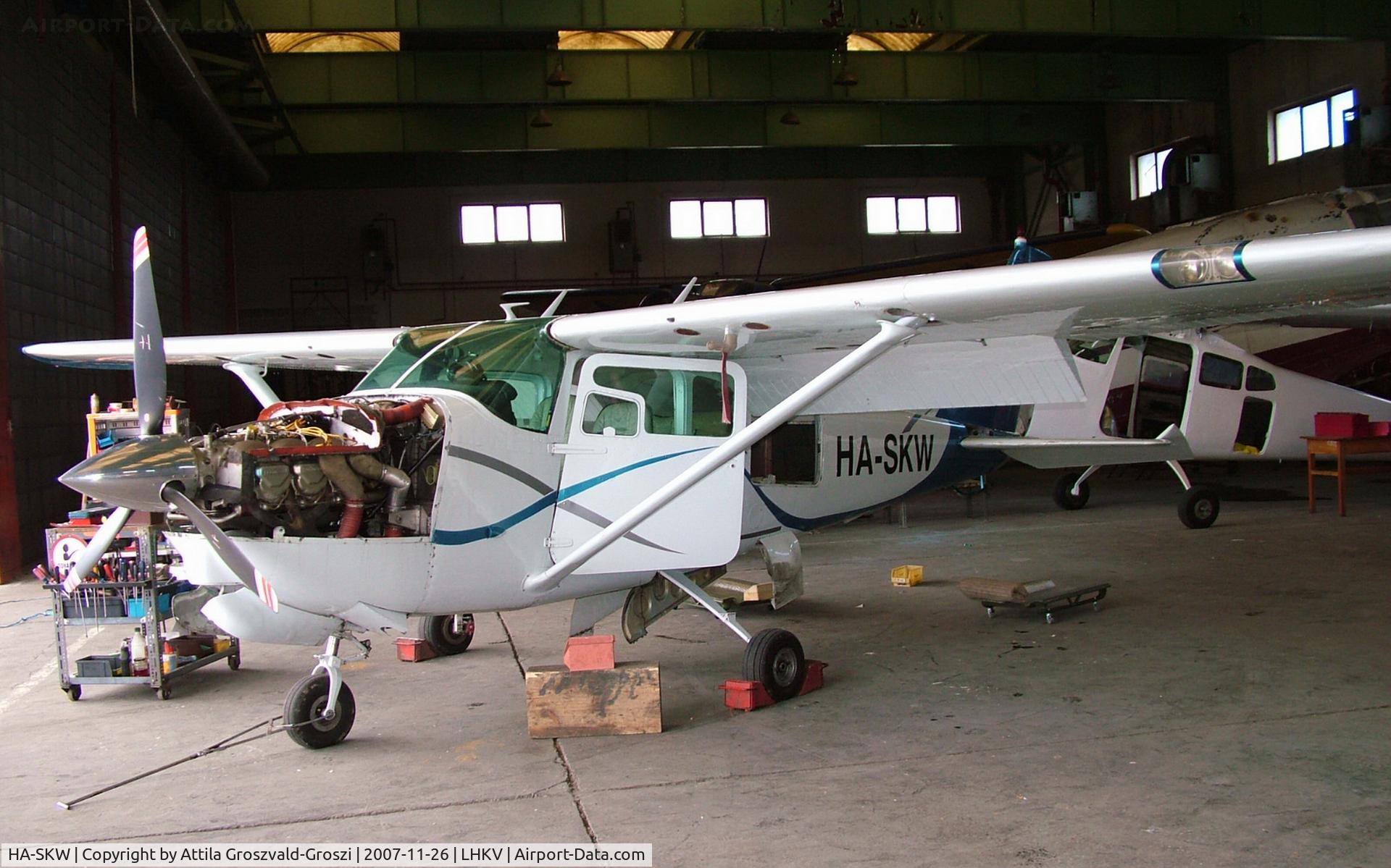 HA-SKW, Cessna 210 C/N 57526, Kaposujlak Airport, Hungary
