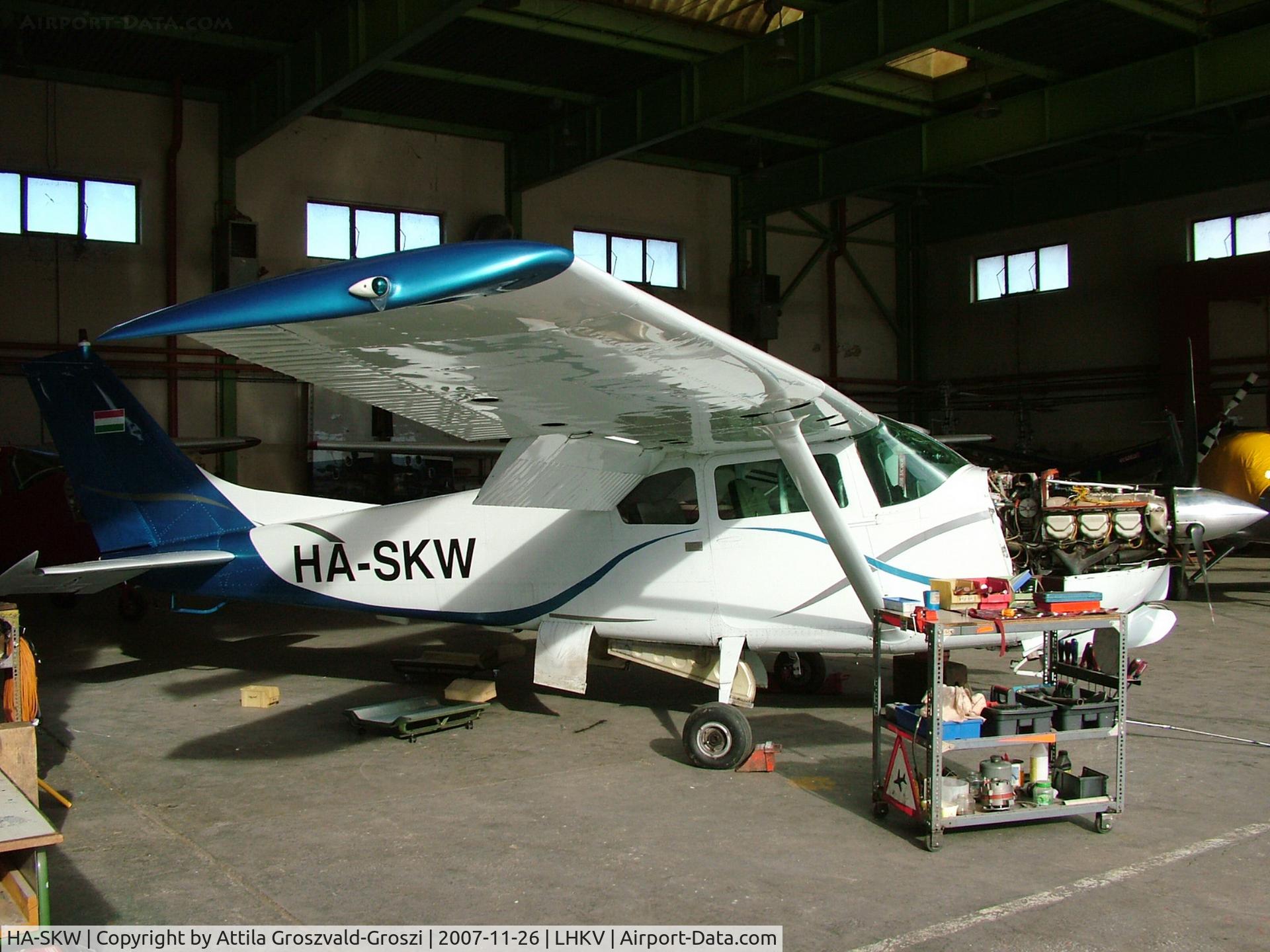HA-SKW, Cessna 210 C/N 57526, Kaposujlak Airport, Hungary