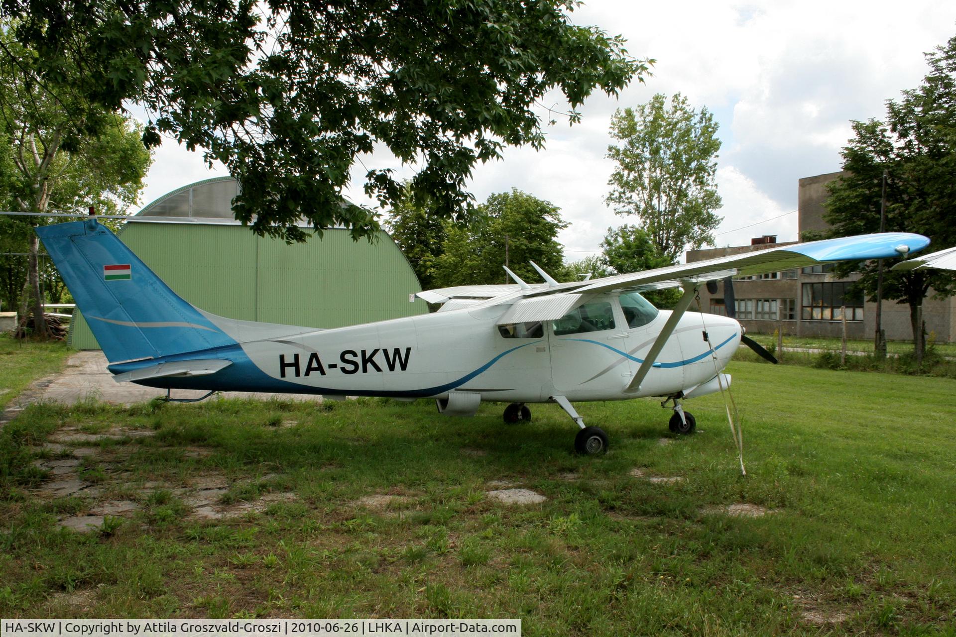 HA-SKW, Cessna 210 C/N 57526, Kalocsa Airport, Hungary