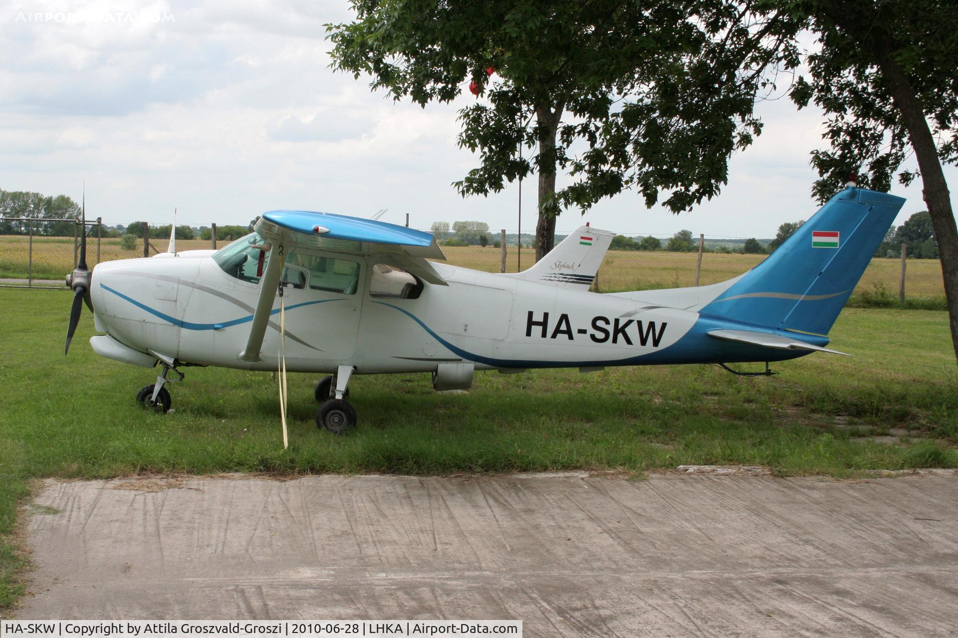 HA-SKW, Cessna 210 C/N 57526, Kalocsa Airport, Hungary