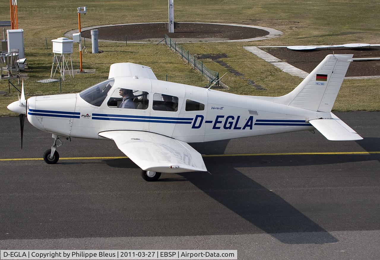 D-EGLA, 2005 Piper PA-28-161 Warrior III C/N 2842251, Warrior III taxiing in front of the terminal.