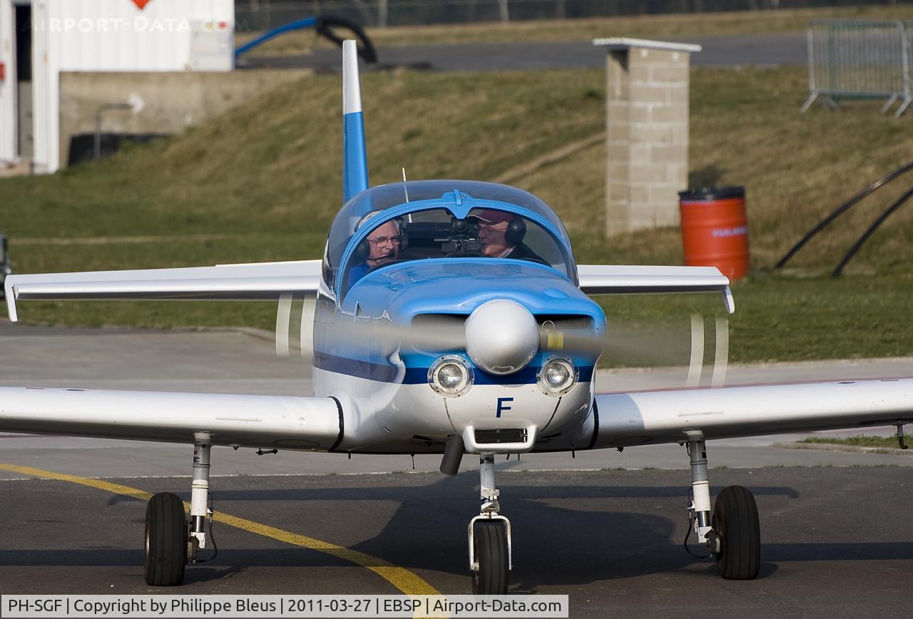 PH-SGF, Slingsby T-67C Firefly C/N 2087, Departing from the gas station.