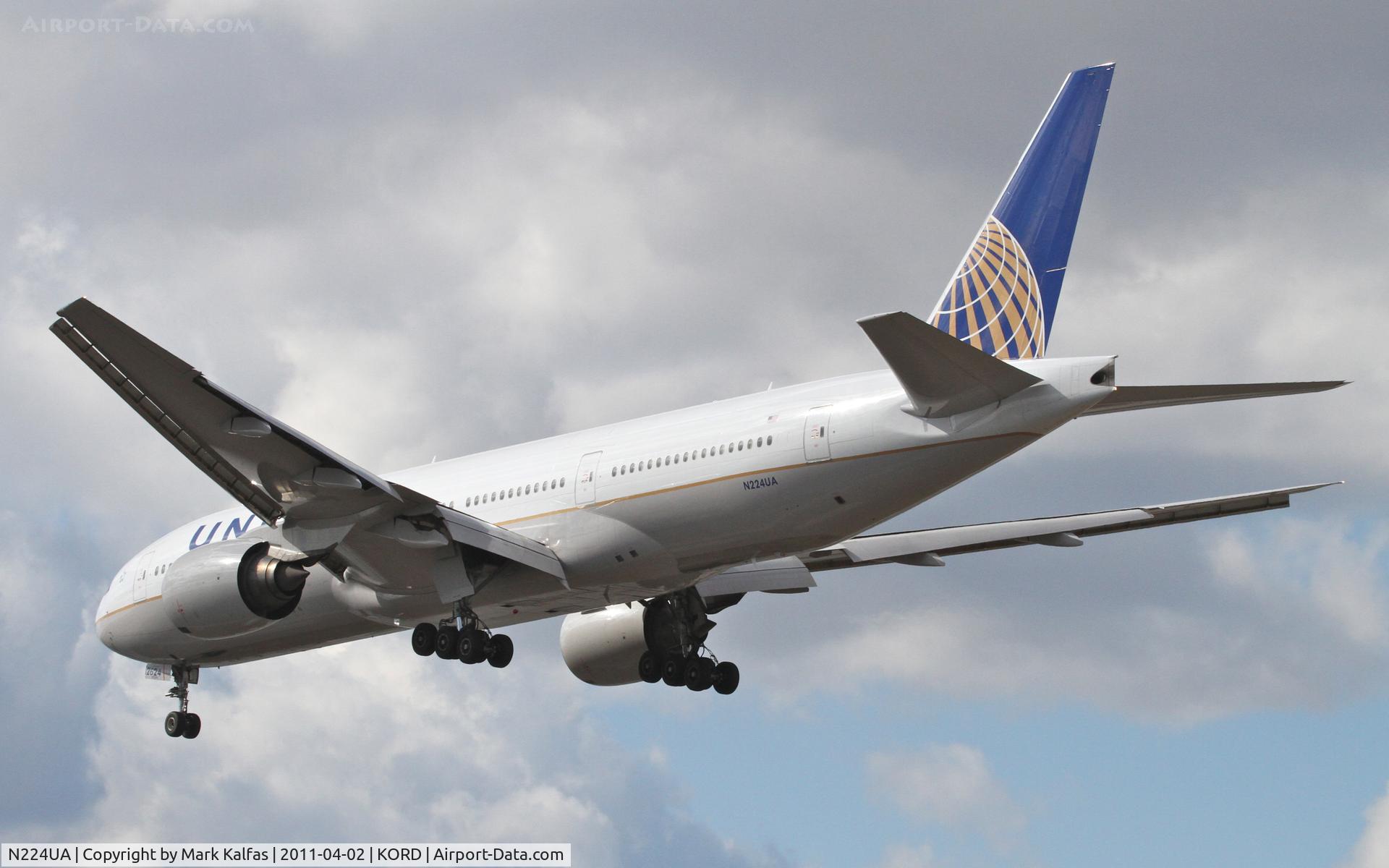 N224UA, 2001 Boeing 777-222 C/N 30225, United Airlines Boeing 777-222, UAL836 arriving from ZSPD (Shanghai Pudong Int'l), on approach RWY 28 KORD.