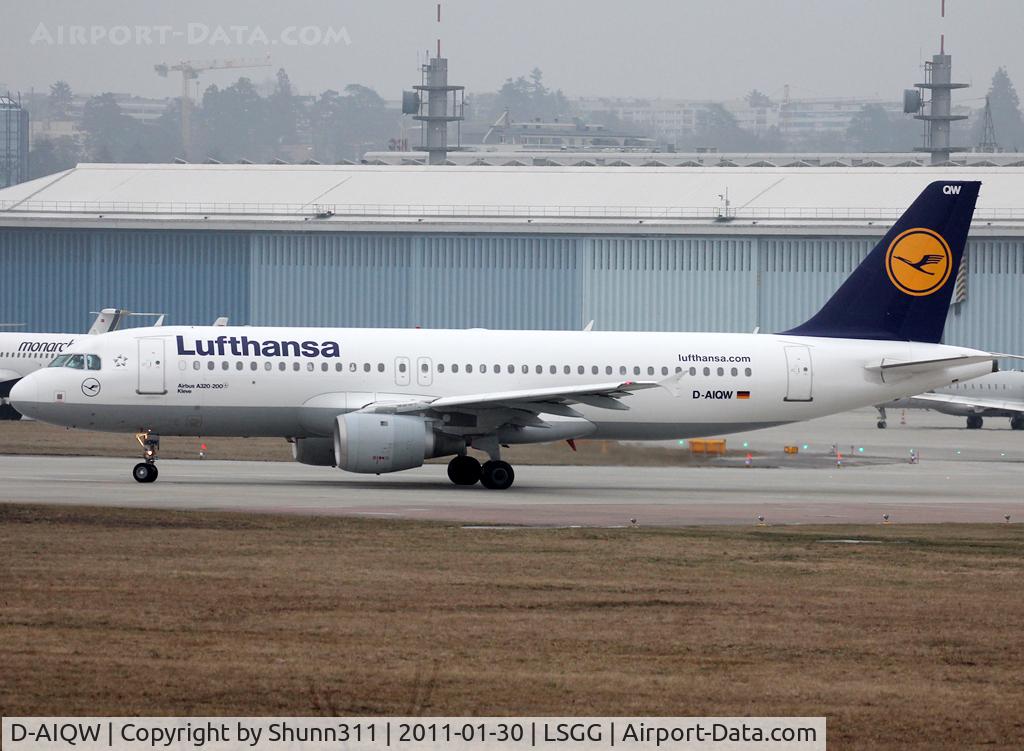 D-AIQW, 2000 Airbus A320-211 C/N 1367, Lining up rwy 05 for departure...