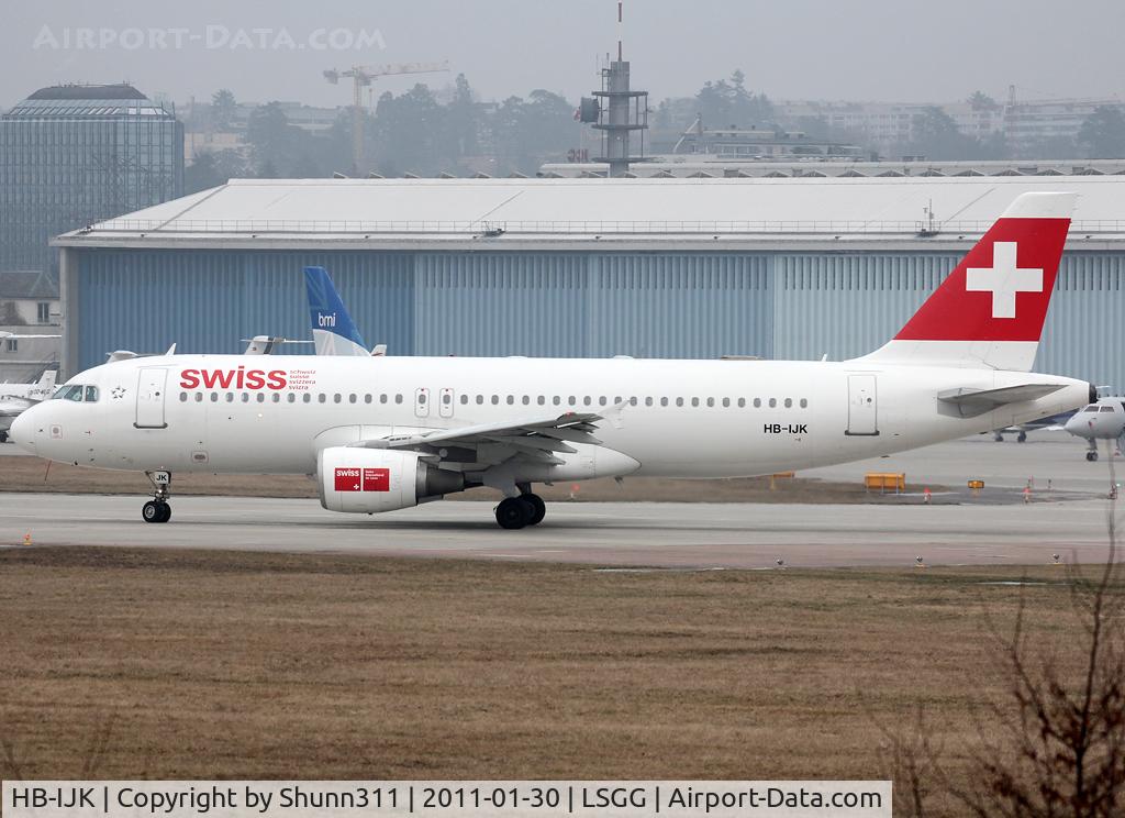 HB-IJK, 1996 Airbus A320-214 C/N 596, Lining up rwy 05 for departure...