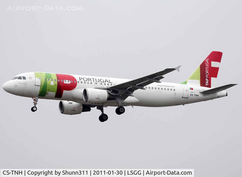 CS-TNH, 1999 Airbus A320-214 C/N 0960, Landing rwy 05