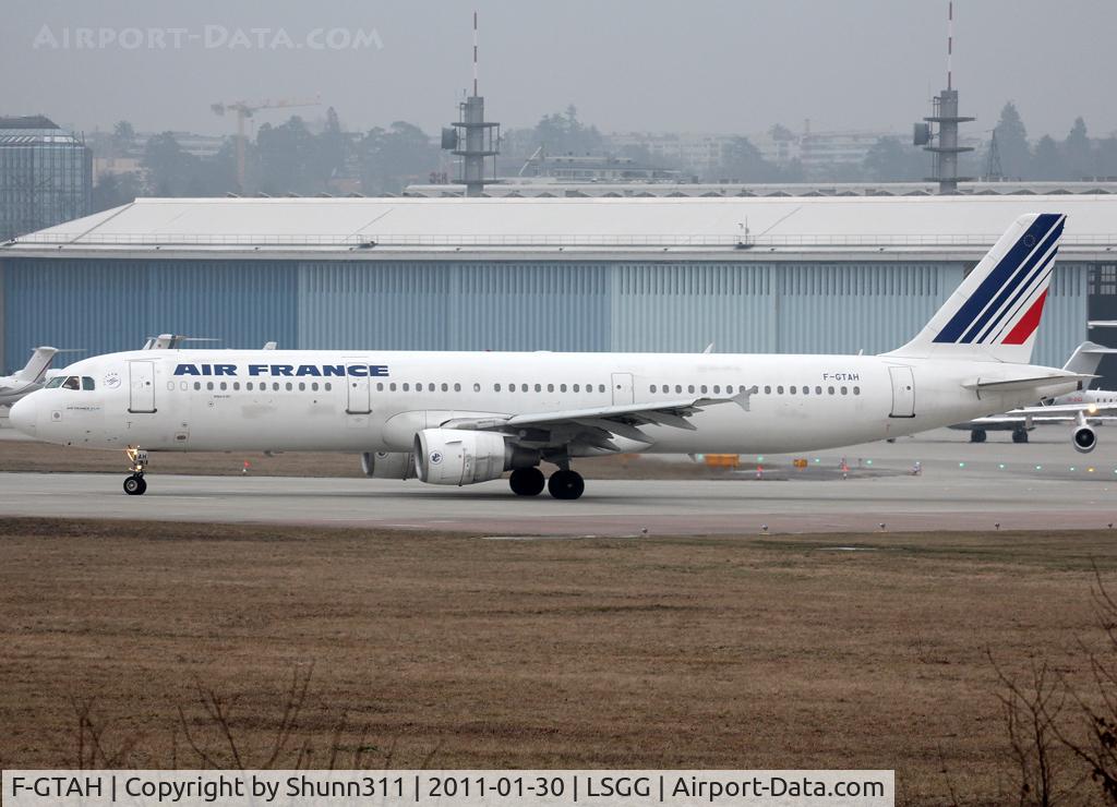 F-GTAH, 1999 Airbus A321-211 C/N 1133, Lining up rwy 05 for departure...