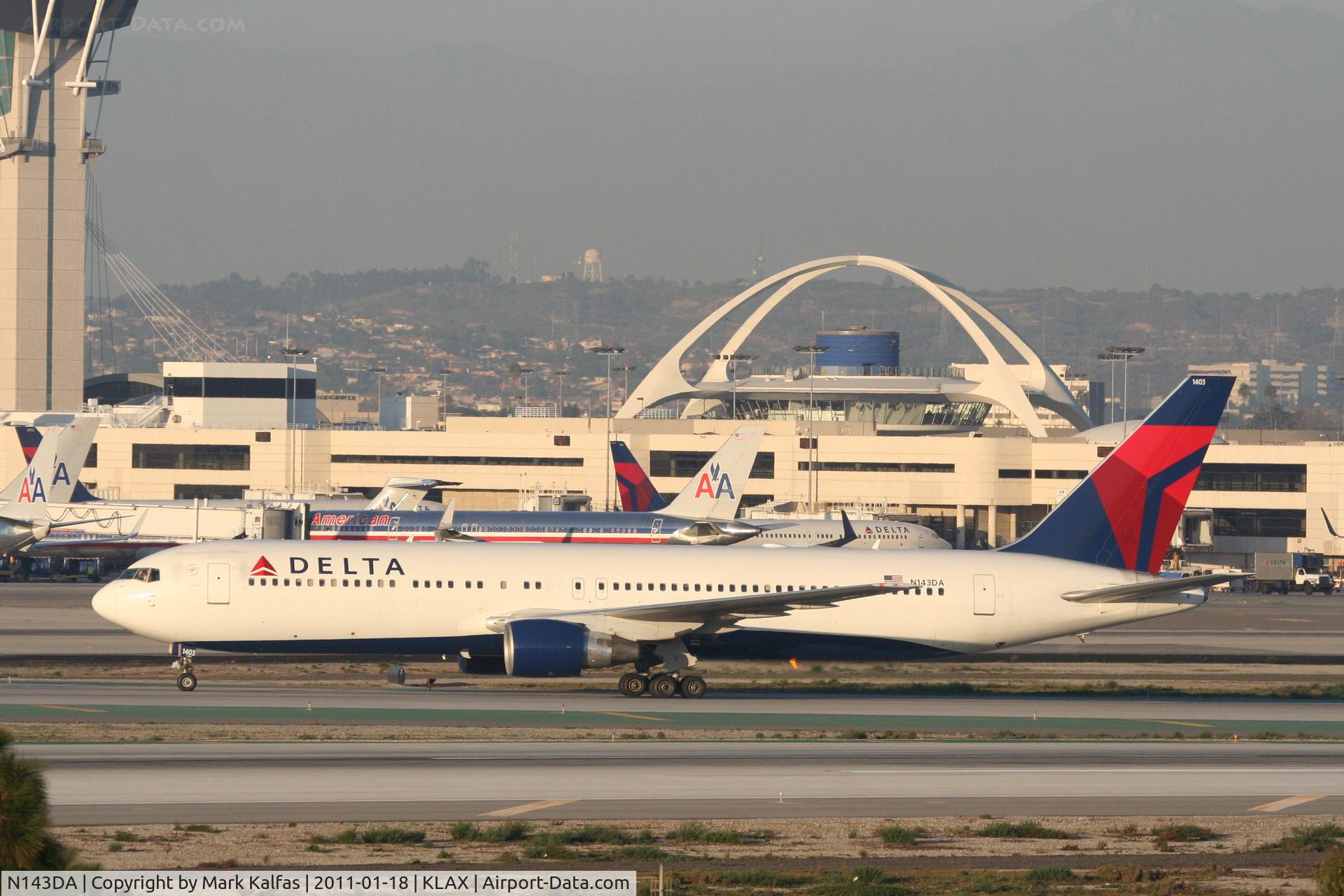 N143DA, 1998 Boeing 767-332 C/N 25991, Delta Airlines Boeing 767-332, off RWY 25L on TWY H.