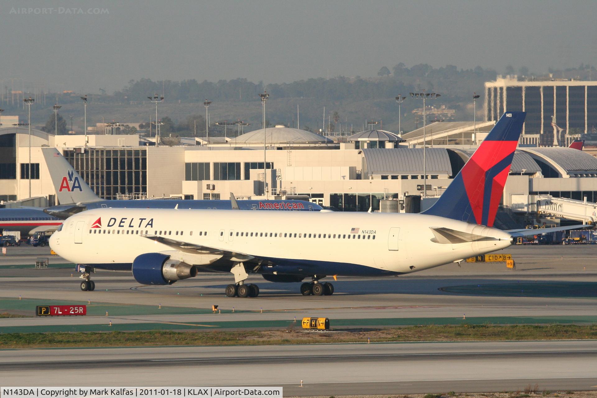 N143DA, 1998 Boeing 767-332 C/N 25991, Delta Airlines Boeing 767-332, off RWY 25L on TWY H.