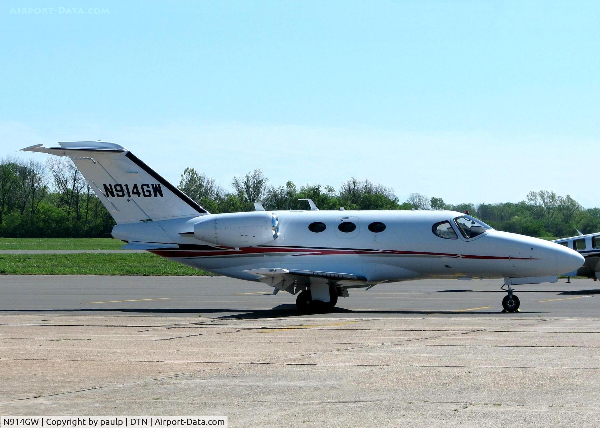 N914GW, Cessna 510 Citation Mustang C/N 510-0146, At Downtown Shreveport.