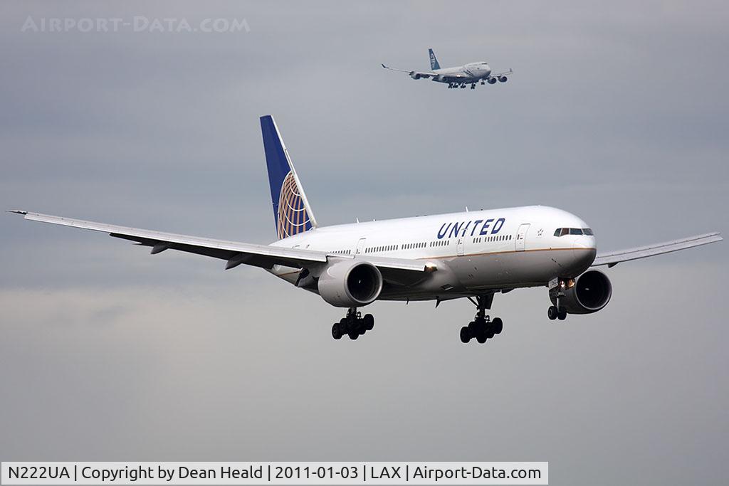 N222UA, 2001 Boeing 777-222 C/N 30553, In the new scheme, United Airlines N222UA, UAL988 from Denver Intl (KDEN) on approach to RWY 7R while ANZ6 from Auckland is simultaneously approaching RWY 6L.