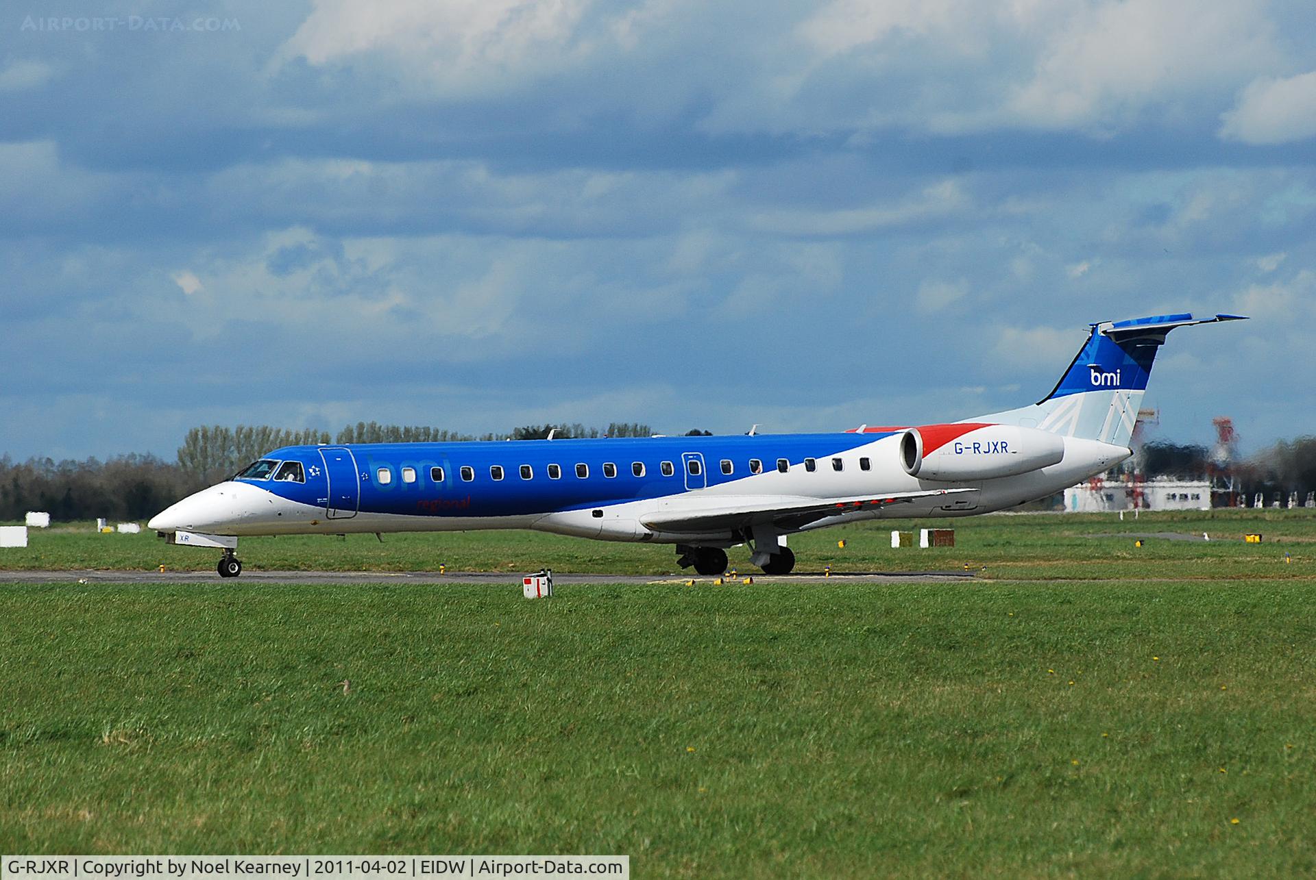 G-RJXR, 1998 Embraer EMB-145EP (ERJ-145EP) C/N 145070, Departing off Rwy 28 at EIDW