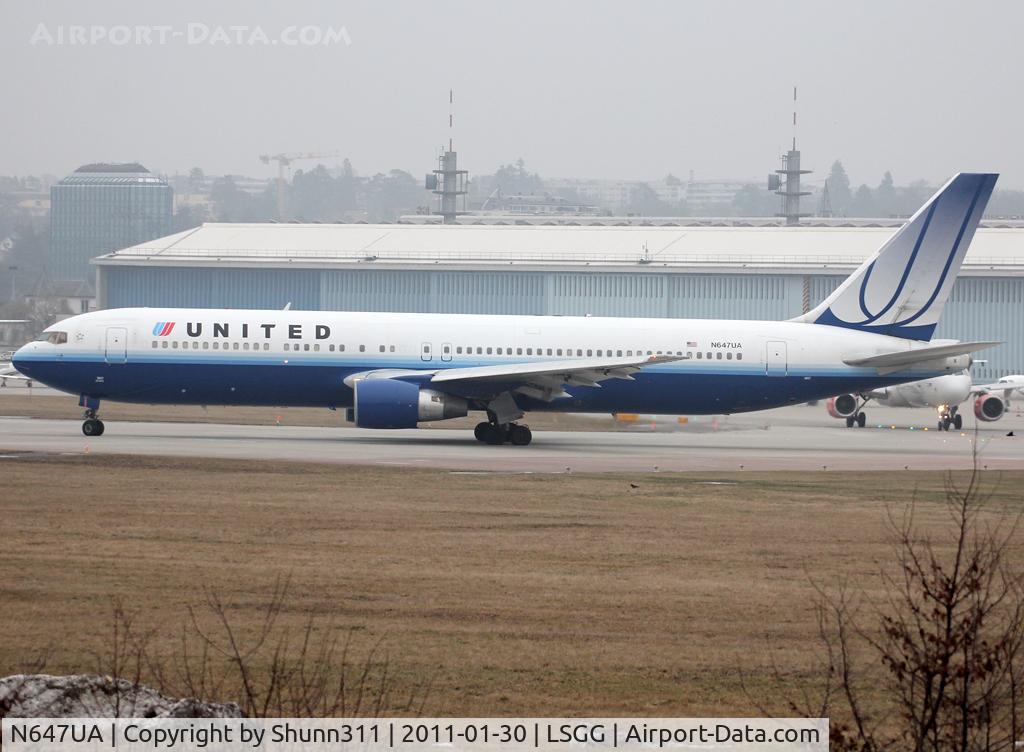 N647UA, 1992 Boeing 767-322 C/N 25284, Lining up rwy 05 for departure...