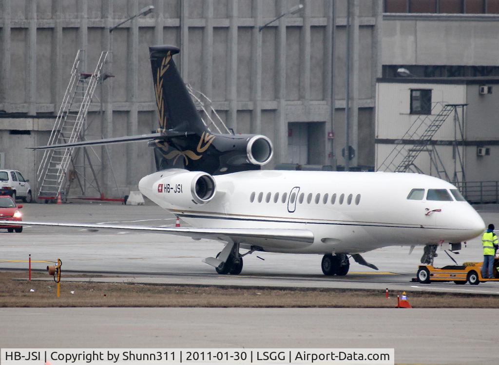 HB-JSI, 2008 Dassault Falcon 7X C/N 037, Trackted outside maintenance hangar...