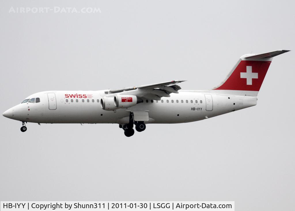 HB-IYY, 1998 British Aerospace Avro 146-RJ100 C/N E3339, Landing rwy 05