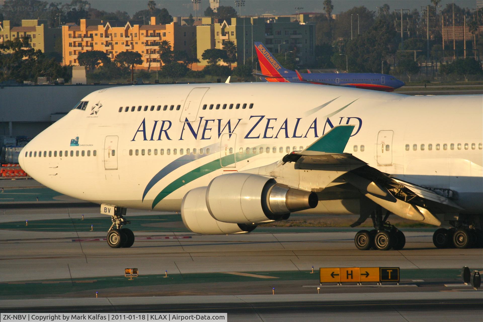 ZK-NBV, 1998 Boeing 747-419 C/N 26910, Air New Zealand Boeing 747-419, ANZ2 arriving from NZAA/Auckland on TWY H9 to TWY T KLAX.