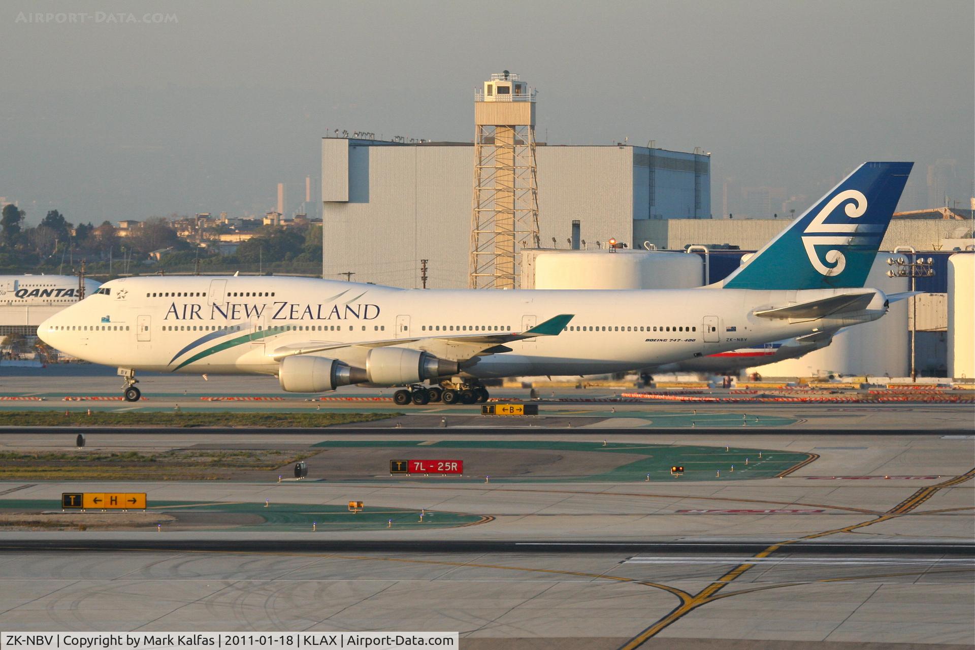 ZK-NBV, 1998 Boeing 747-419 C/N 26910, Air New Zealand Boeing 747-419, ANZ2 arriving from NZAA/Auckland on TWY B KLAX.