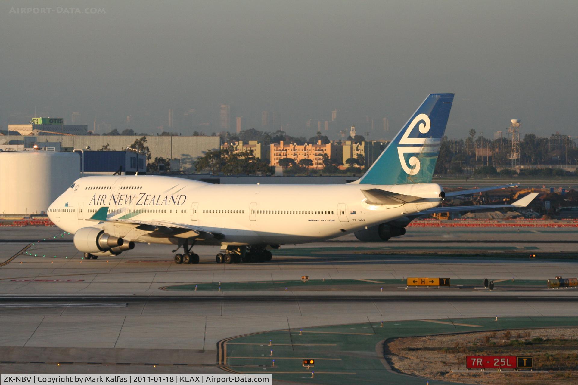 ZK-NBV, 1998 Boeing 747-419 C/N 26910, Air New Zealand Boeing 747-419, ANZ2 arriving from NZAA/Auckland on TWY H9 to TWY T KLAX.