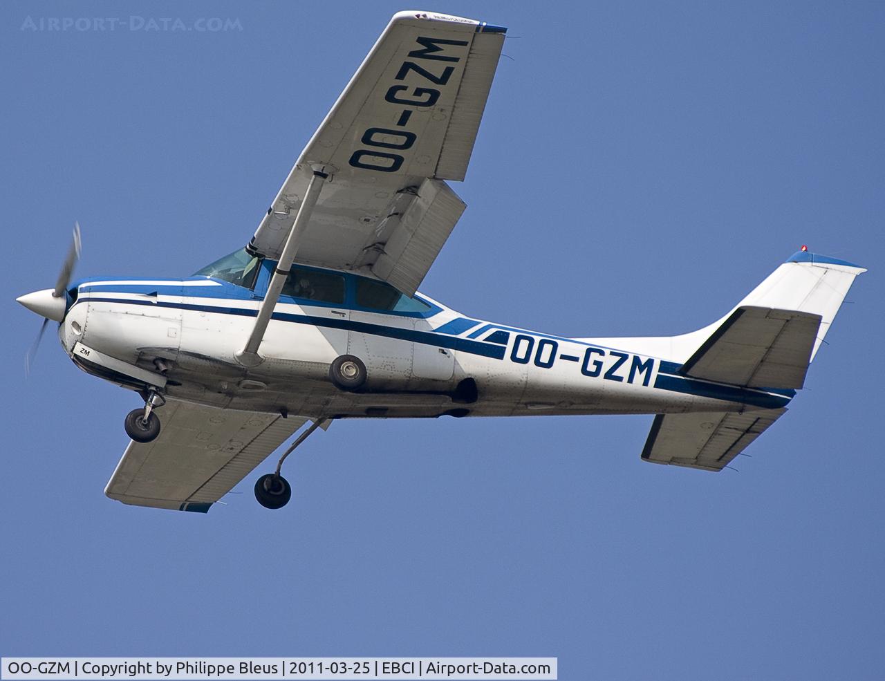 OO-GZM, 1979 Reims FR182 Skylane RG II C/N FR1820045, Variable pitch prop and retractable gear ! Short final rwy 25.