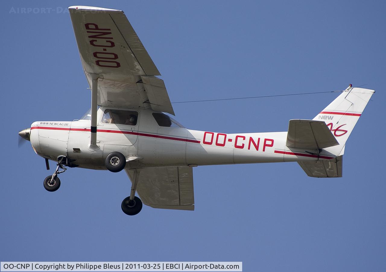 OO-CNP, 1978 Reims F152 C/N 1497, Short final rwy 25.