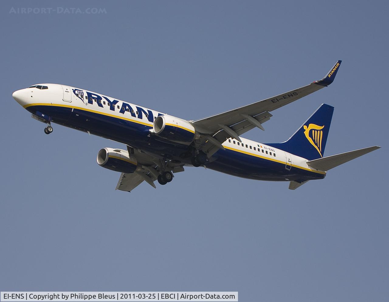 EI-ENS, 2010 Boeing 737-8AS C/N 40307, Local resident on short final rwy 25.