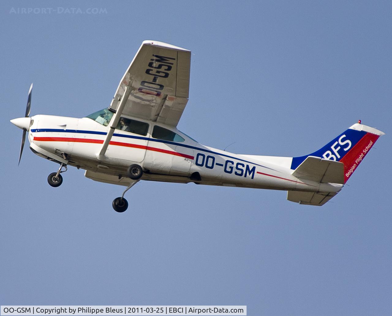 OO-GSM, 1978 Reims FR182 Skylane RG II C/N FR1820013, Variable pitch prop and retractable landing gear. Short final rwy 25.