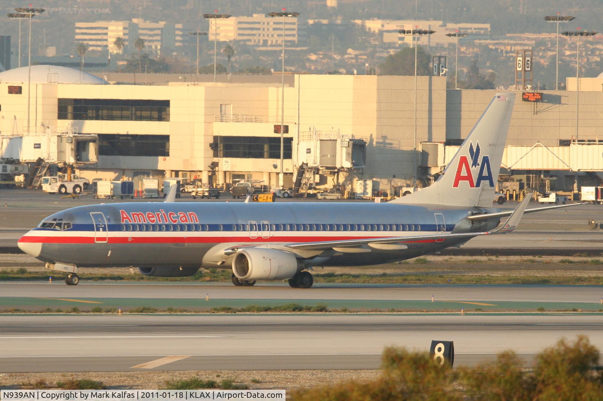 N939AN, 2000 Boeing 737-823 C/N 30083, American Airlines Boeing 737-823, AAL263 on TWY H after arriving from KIAD.