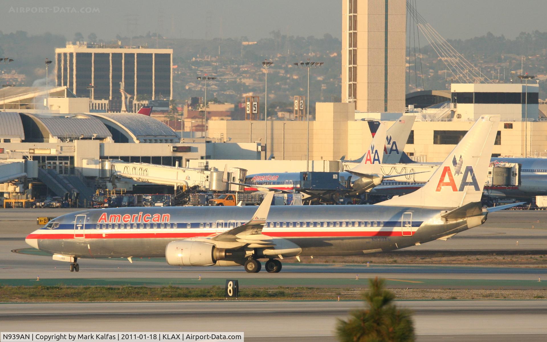 N939AN, 2000 Boeing 737-823 C/N 30083, American Airlines Boeing 737-823, AAL263 on turning onto TWY P after arriving from KIAD.