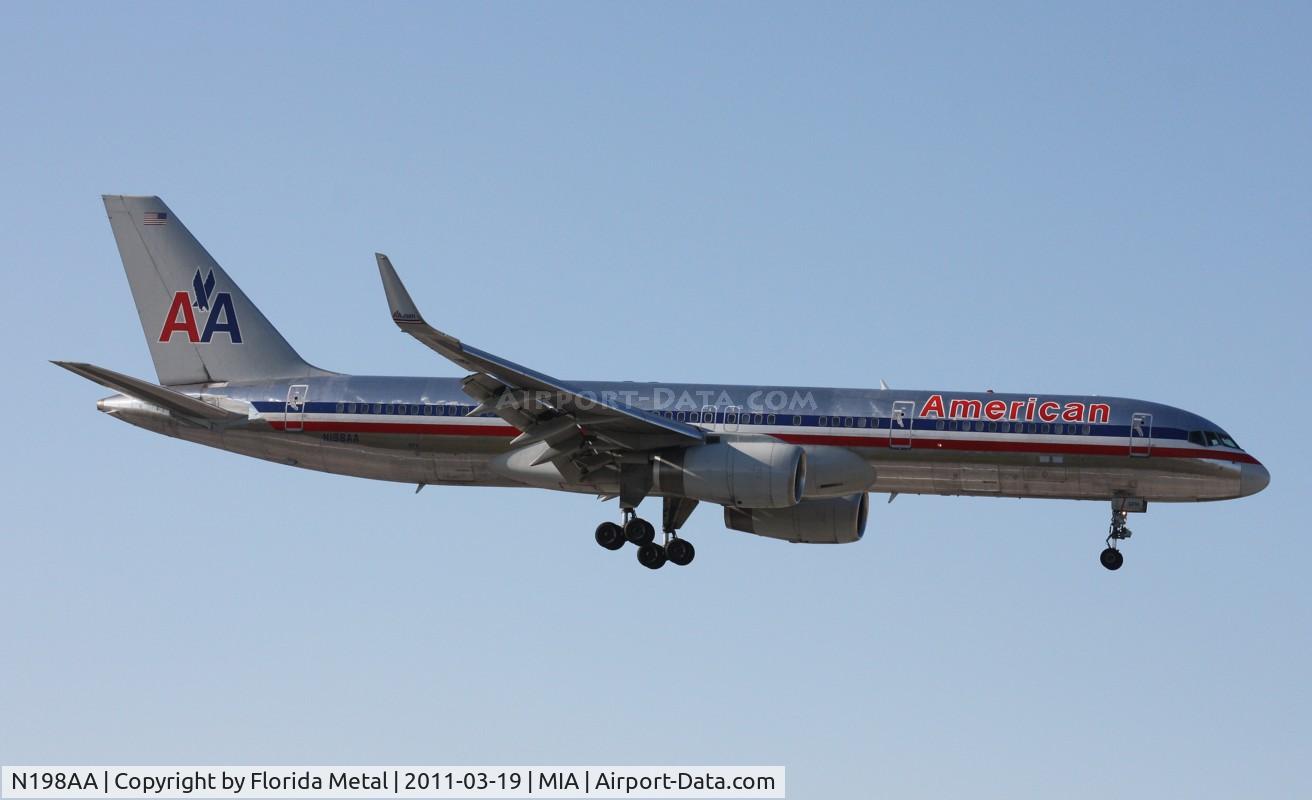 N198AA, 2001 Boeing 757-223 C/N 32392, American 757-200