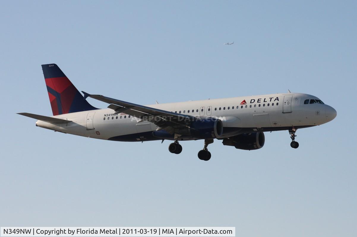 N349NW, 1993 Airbus A320-212 C/N 417, Delta A320 with Virgin A340 on downwind