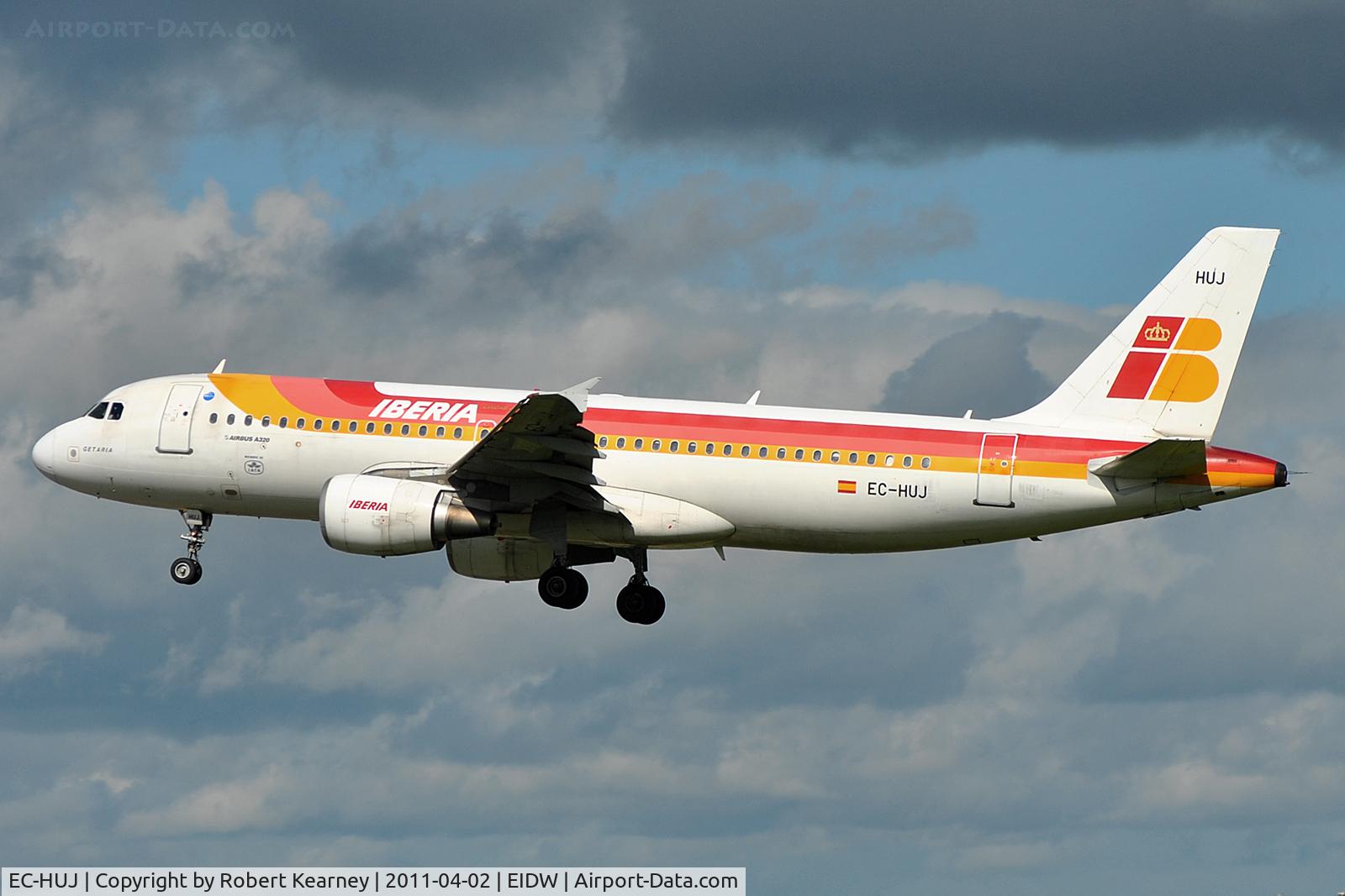 EC-HUJ, 2000 Airbus A320-214 C/N 1292, On short finals r/w 28