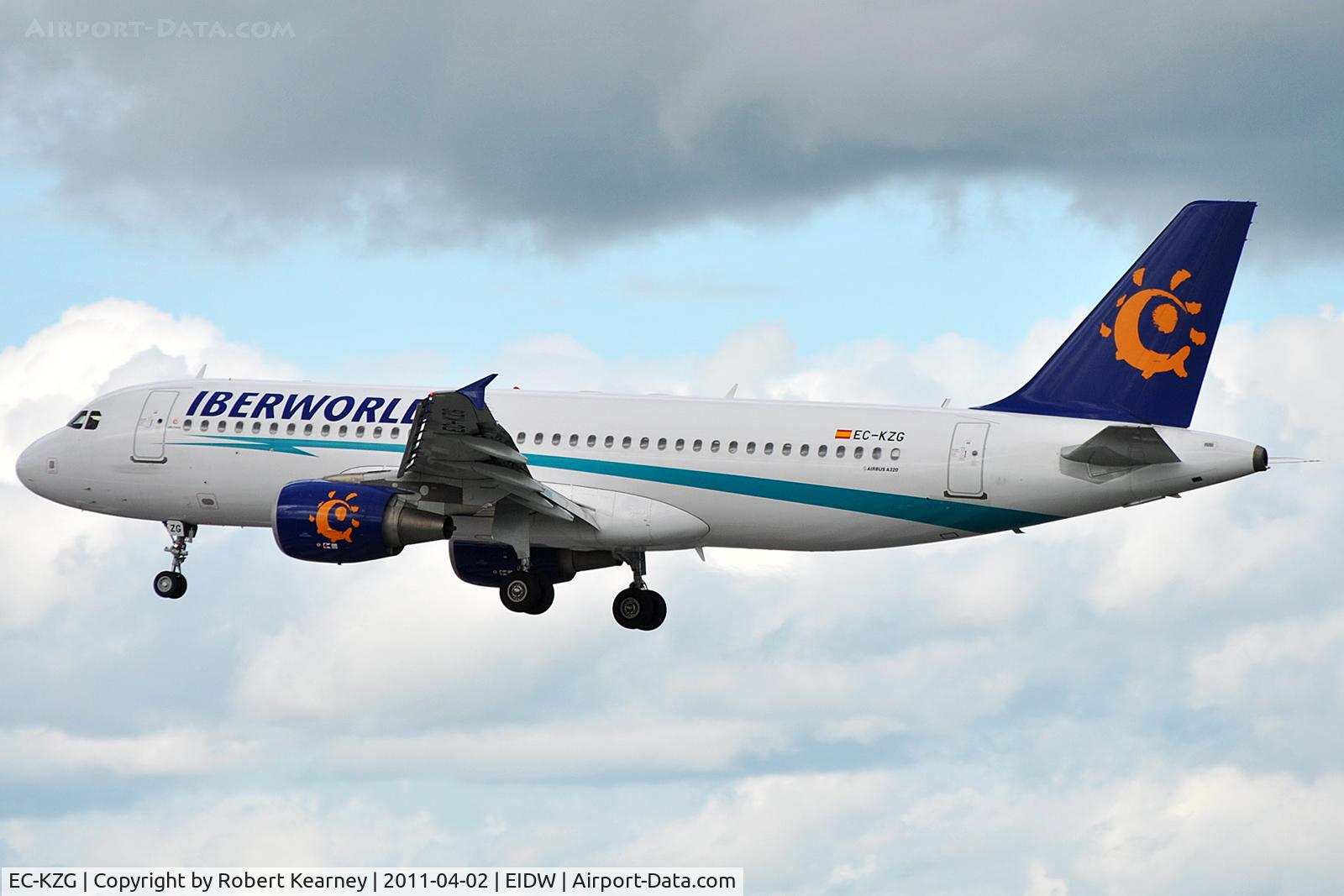 EC-KZG, 2009 Airbus A320-214 C/N 3868, On short finals for r/w 28