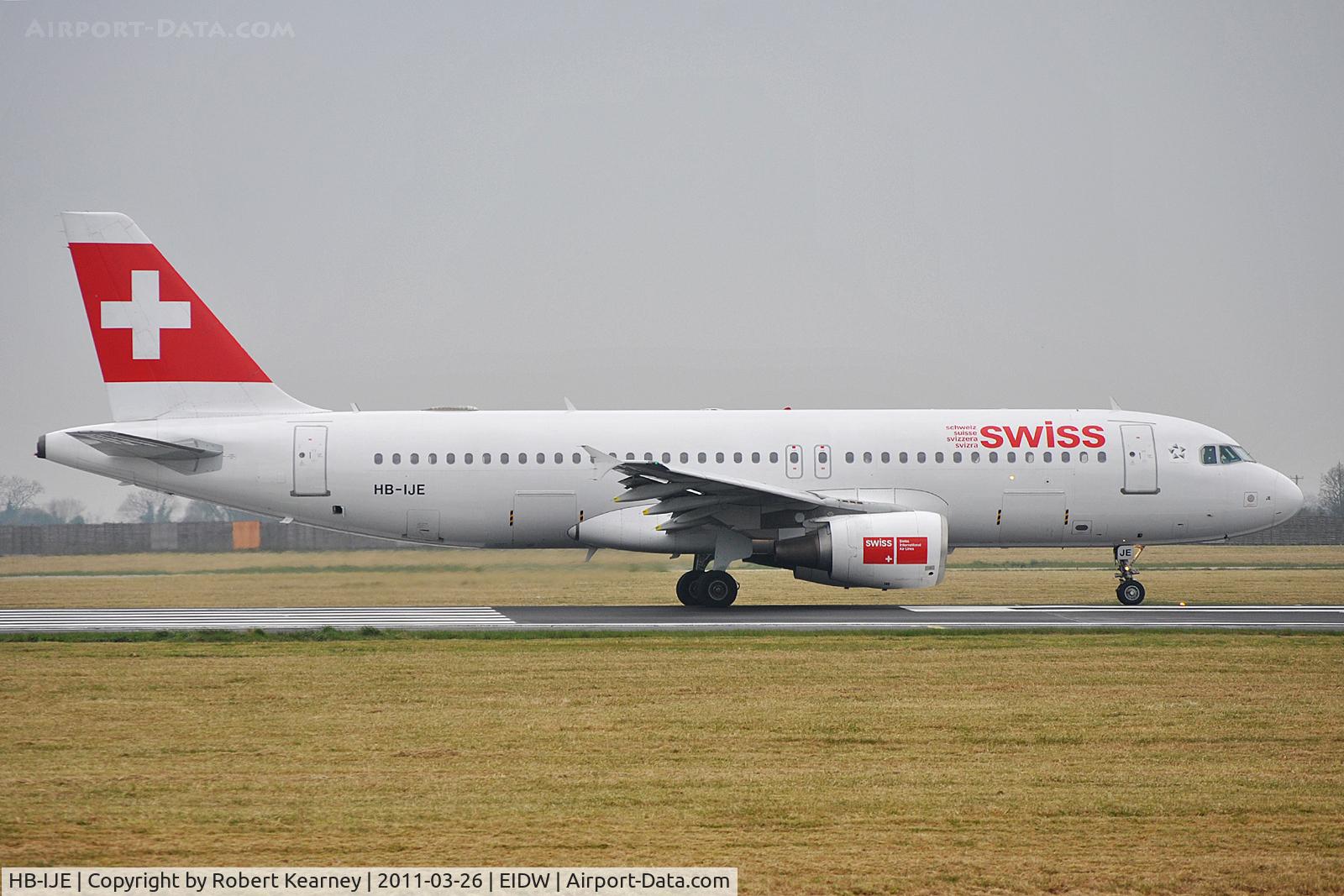 HB-IJE, 1995 Airbus A320-214 C/N 559, Lining up r/w 10