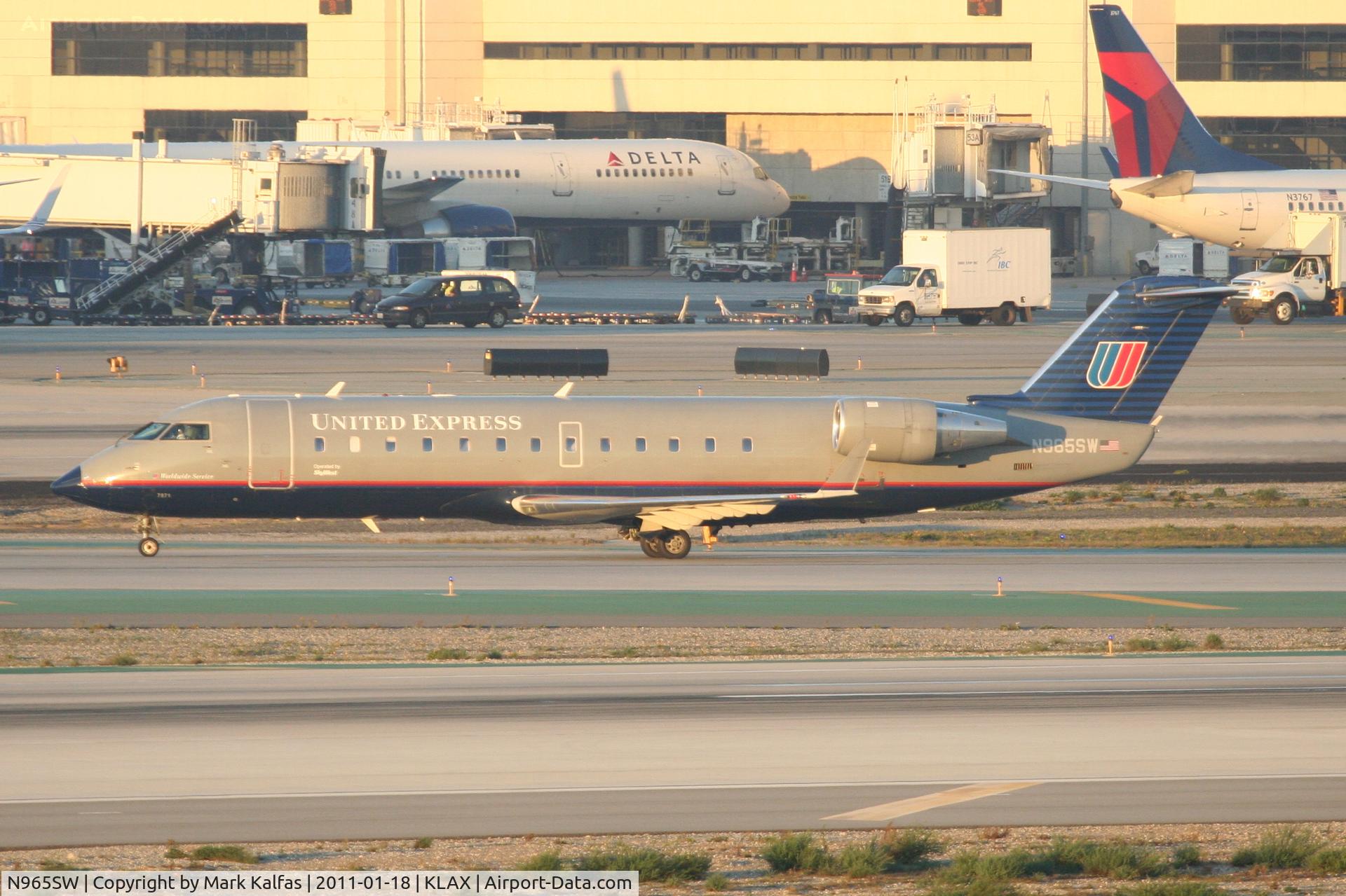 N965SW, 2003 Bombardier CRJ-200ER (CL-600-2B19) C/N 7871, SkyWest/United Express Bombardier CL-600-2B19, arriving from KLAS, on TWY H KLAX.