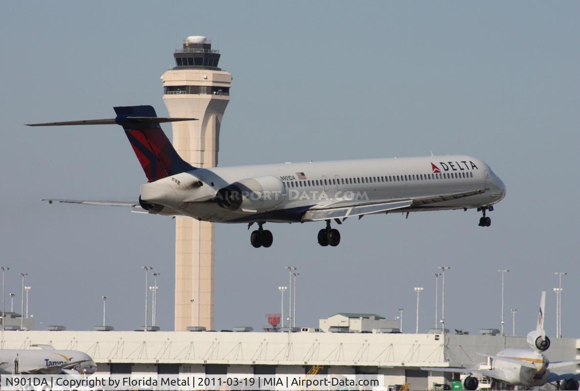 N901DA, 1995 McDonnell Douglas MD-90-30 C/N 53381, Delta MD-90