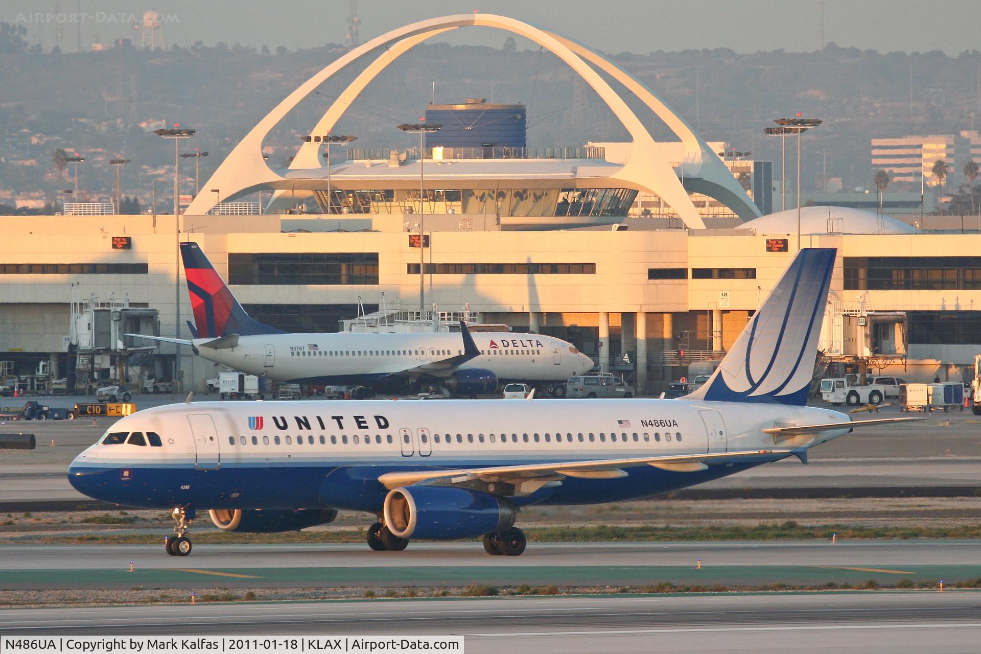 N488UA, 2001 Airbus A320-232 C/N 1680, United Airlines Airbus A320-232, UAL85 arriving from KDEN, on TWY H KLAX.