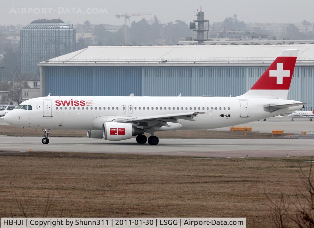 HB-IJI, 1996 Airbus A320-214 C/N 0577, Lining up rwy 05 for departure...