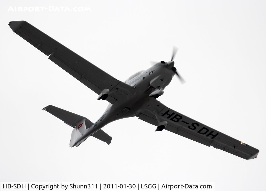 HB-SDH, 2008 Diamond DA-40D Diamond Star C/N D4.348, Landing rwy 05 'Gazon'