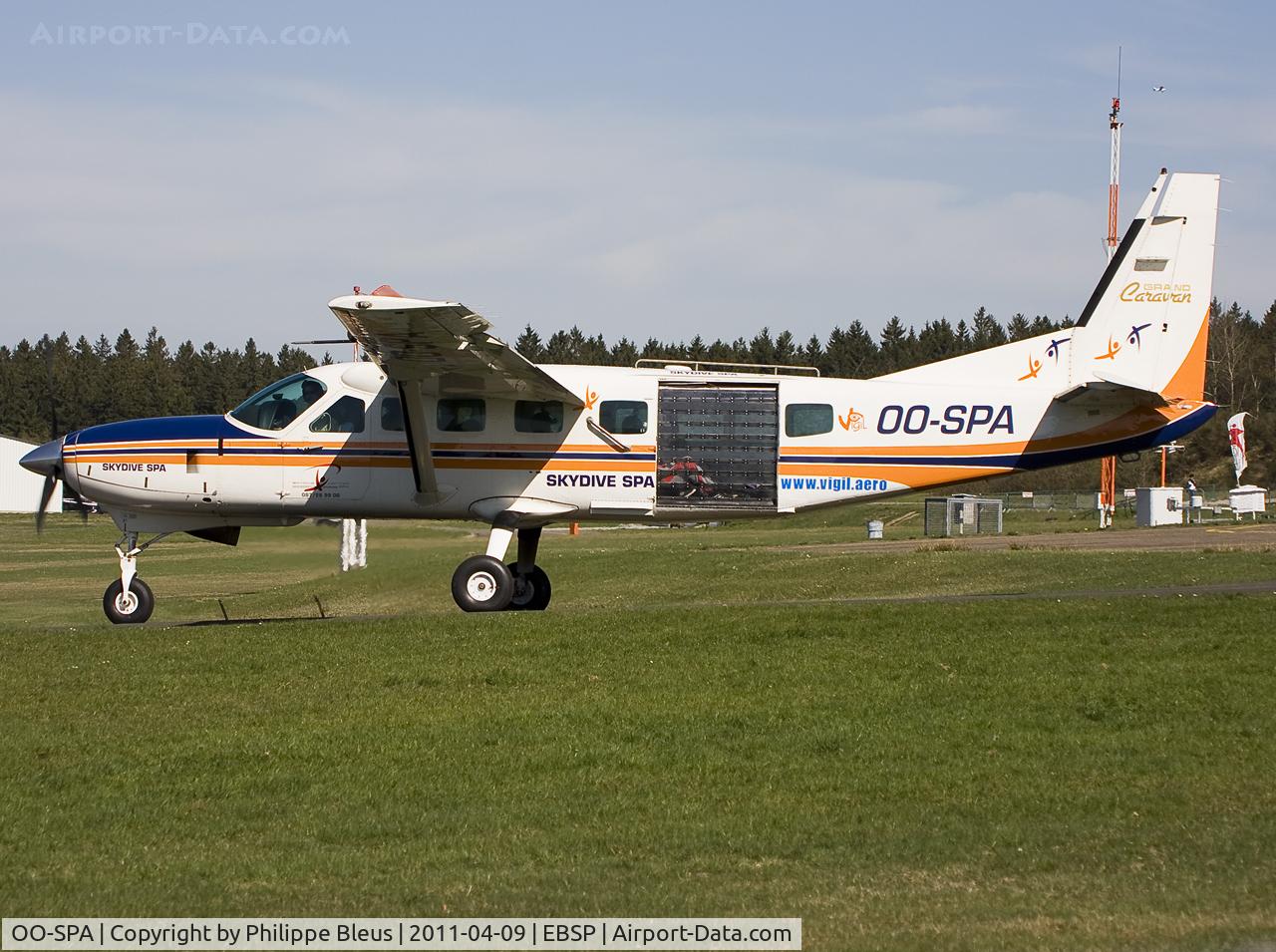 OO-SPA, 1996 Cessna 208B Grand Caravan C/N 208B0587, Taxiing  down to rwy 05 with a lot of skydivers aboard.