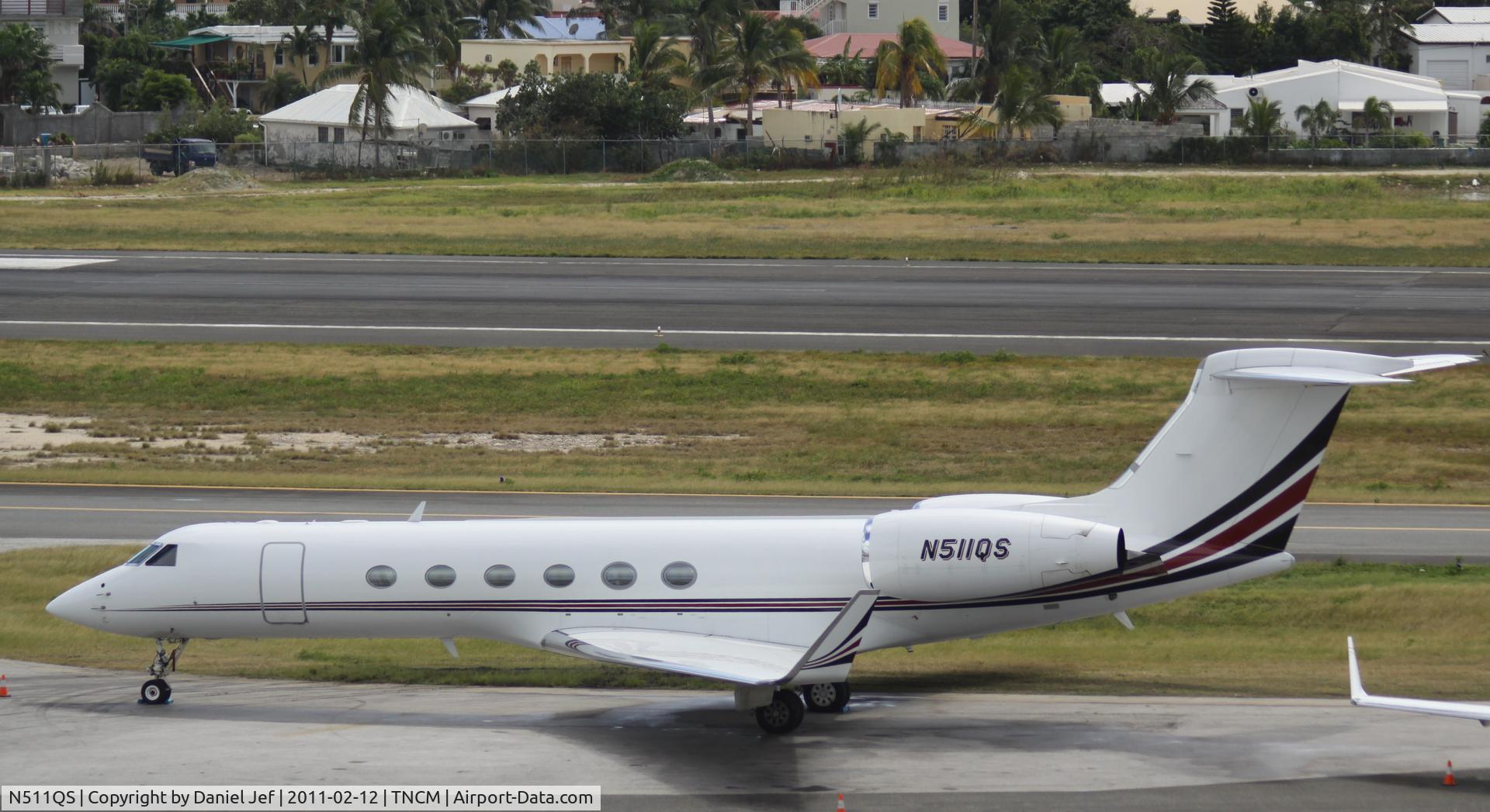 N511QS, 2001 Gulfstream Aerospace G-V C/N 647, N511QS park at the cargo ramp at TNCM