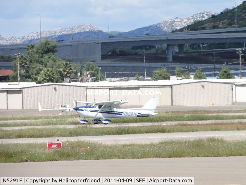 N5291E, 1978 Cessna 172N C/N 17271820, Rolling out after landing on runway 27L