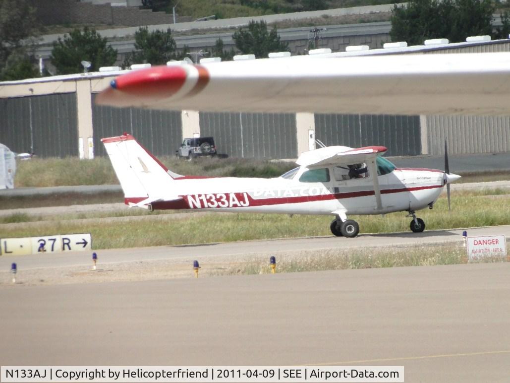 N133AJ, 1986 Cessna 172P C/N 17276614, Taxiing to runway 27L