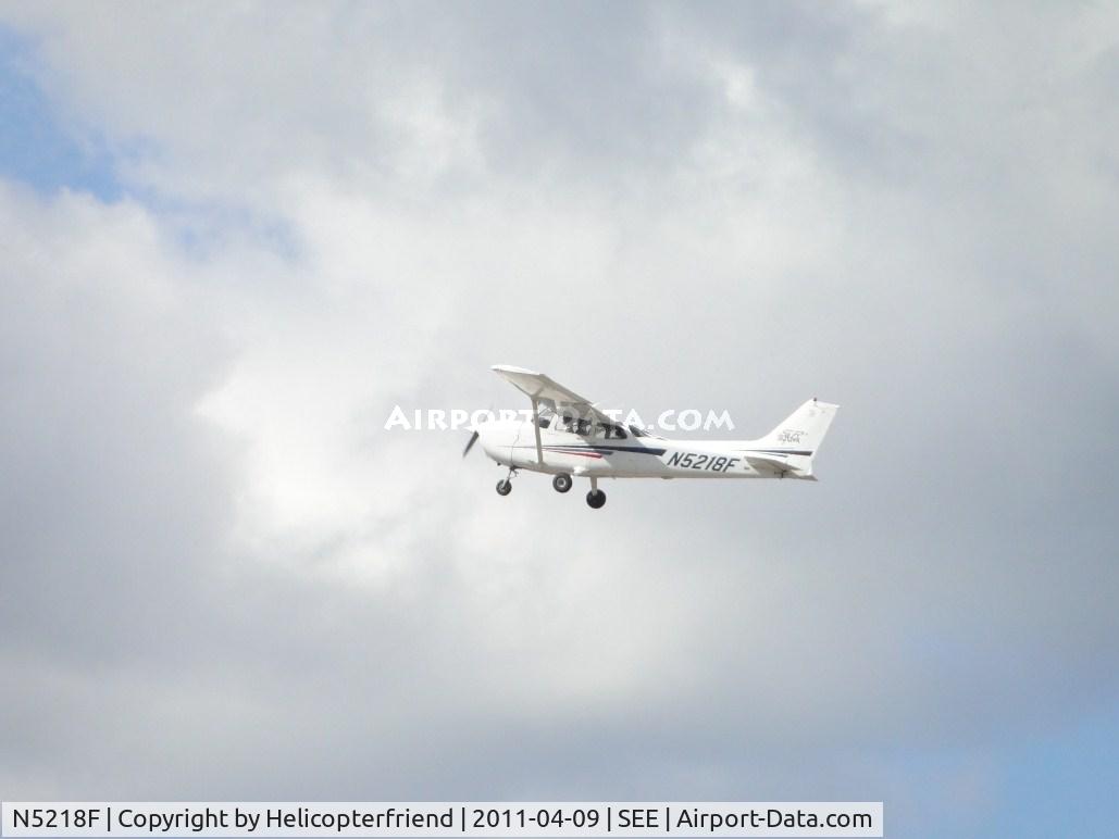 N5218F, 2002 Cessna 172S C/N 172S9132, Airbourne fron runway 27 into the gusting winds and clouds